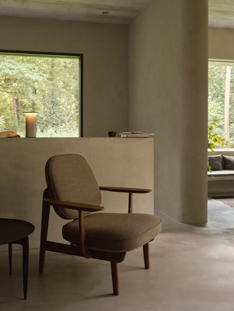 Fred lounge chair with tray table, Fritz Hansen