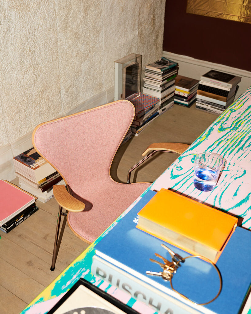 Series 7 chair in a room, Fritz Hansen